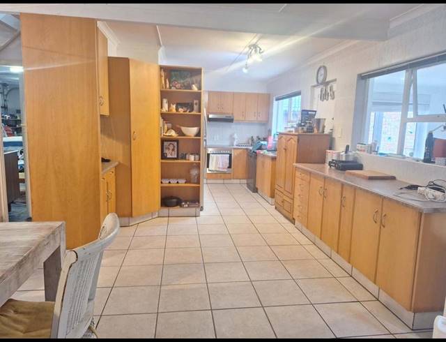 5 BEDROOM HOUSE FOR SALE IN HARTENBOS CENTRAL